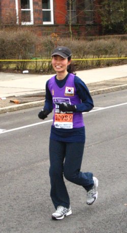 Chonghee Suh runs the 2007 Boston marathon